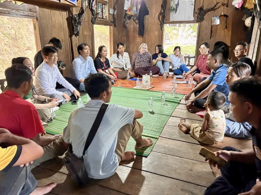 Đoàn công tác gặp gỡ, trao đổi với tổ quản lý, vận hành hệ thống nước tự chảy thôn Vùng Kho (xã Đakrông)-Ảnh: T.A