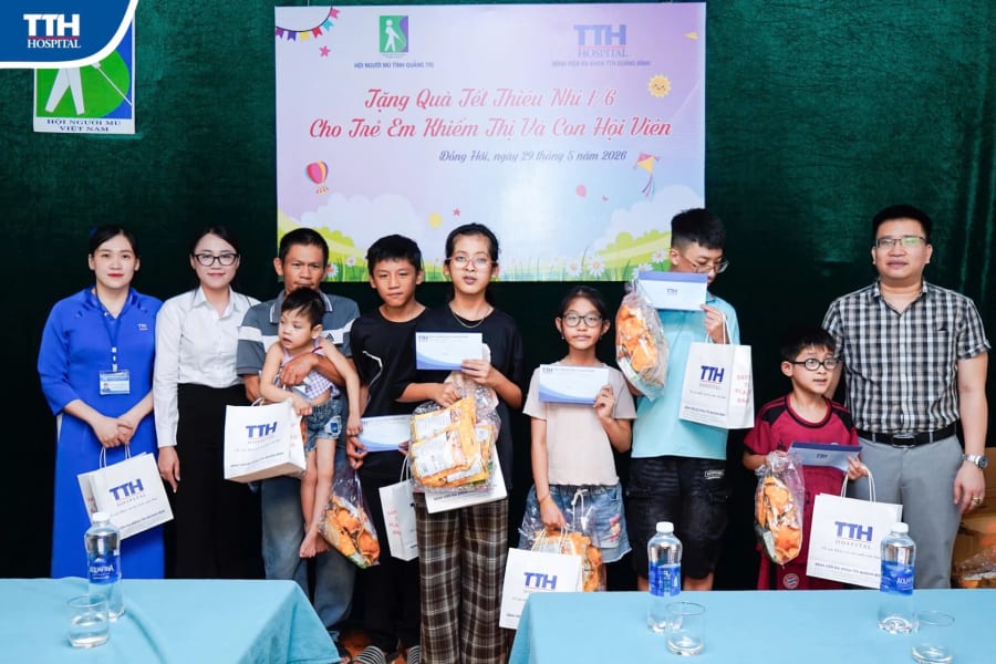 Các em nhỏ khiếm thị nhận quà hỗ trợ tại chương trình - Ảnh: K.H