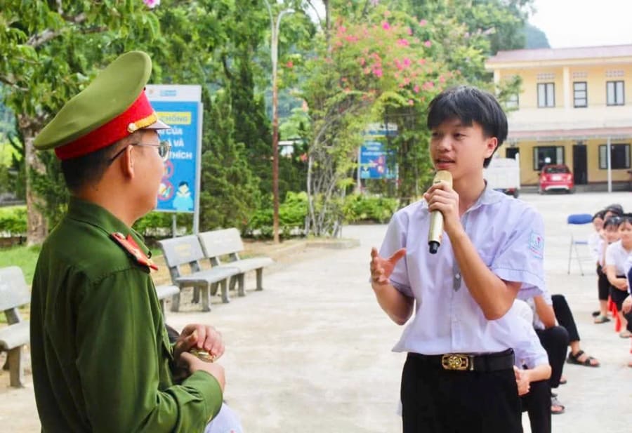 Công an xã Kim Phú tổ chức tuyên truyền, tập huấn kỹ năng phòng, chống đuối nước cho các em học sinh trước khi nghỉ hè-Ảnh: X.P