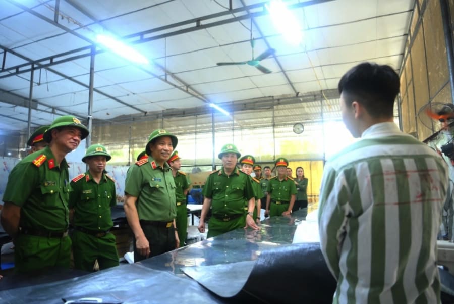 Lãnh đạo Bộ Công an kiểm tra công tác tại xưởng sản xuất và phòng đọc sách thuộc Trại giam Nam Hà.