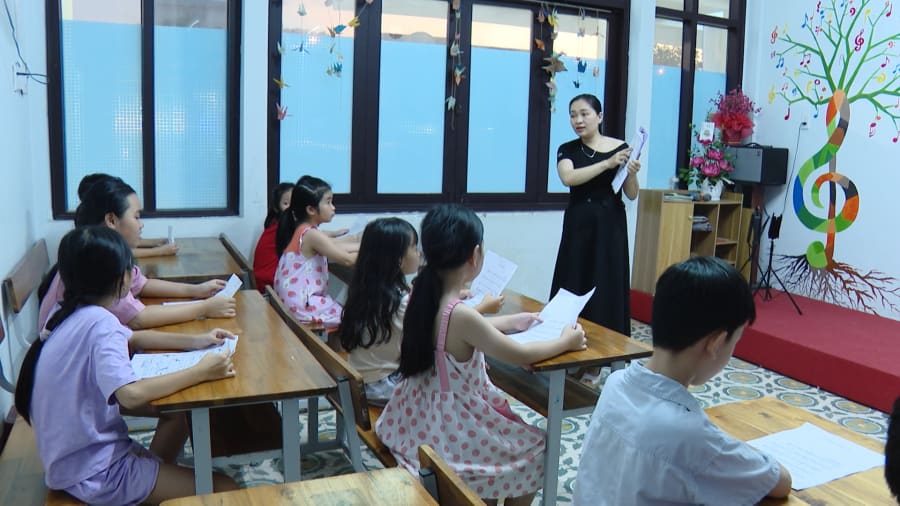 Ảnh 2: Lớp học vẽ ở cơ sở 2 của Trung tâm hoạt động Thanh nhi tỉnh Quảng Trị tại xã Cửa Việt - Ảnh: N.D