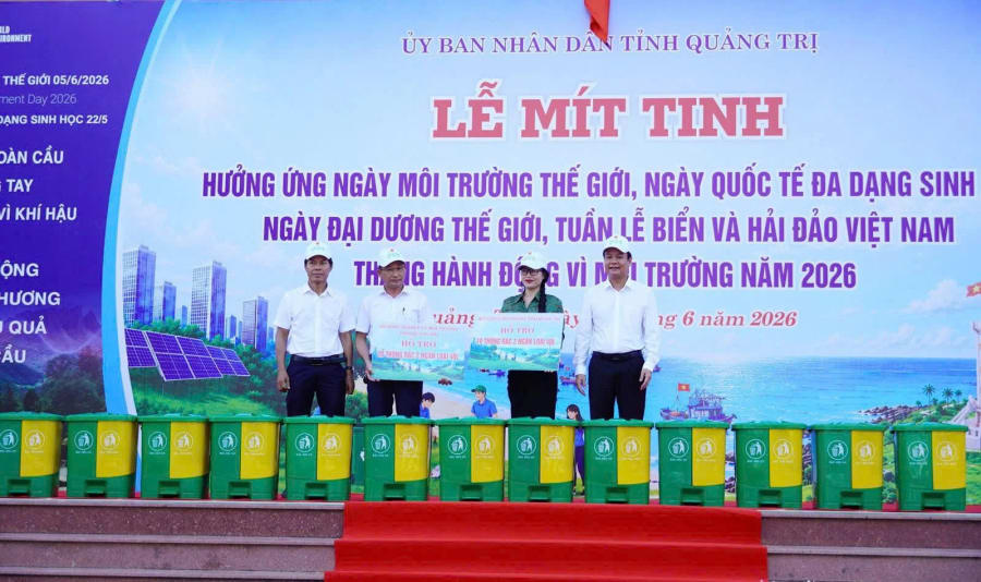 Tặng thùng đựng rác cho Trường THCS Đồng Hải - Ảnh: CTV