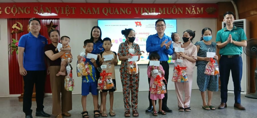 Ảnh: H.Đ Tặng các suất quà đặc biệt cho các em thiếu nhi có hoàn cảnh khó khăn. 