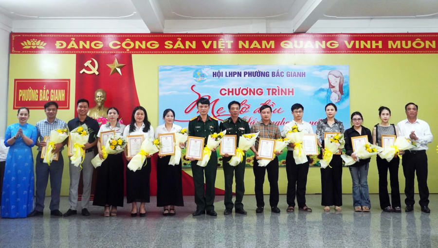 Ủy ban MTTQ Việt Nam phường tặng hoa tri ân các tổ chức, cá nhân hảo tâm - Ảnh: N.M