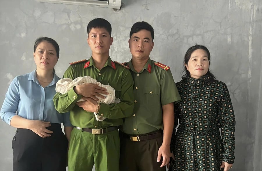 Lực lượng Công an phối hợp với cán bộ UBND và Trạm Y tế xã đưa cháu bé đến Bệnh viện Đa khoa khu vực Lệ Thủy để chăm sóc sức khỏe - Ảnh: N.M.P