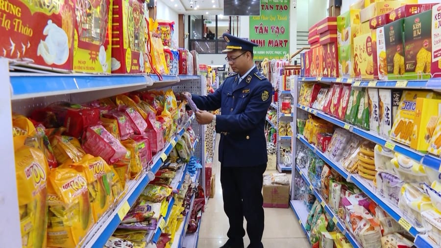 Lực lượng Quản lý thị trường tăng cường kiểm tra nguồn gốc, xuất xử của các loại hàng hóa tại các chợ, siêu thị - Ảnh: Q.V