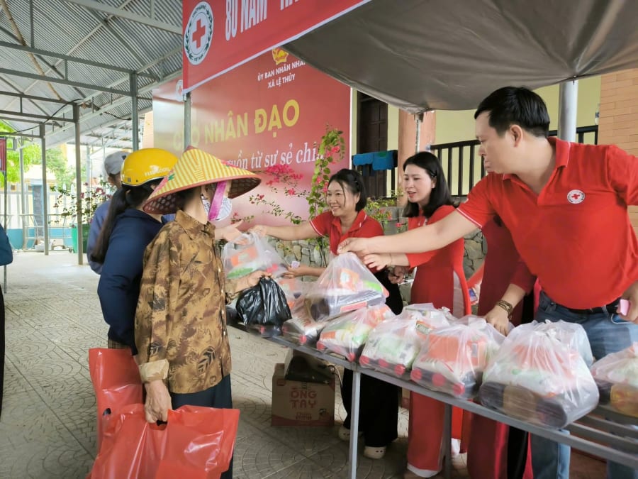 Hàng nghìn phần quà đã được trao cho những hoàn cảnh khó khăn - Ảnh: Hội CTĐ Quảng Trị