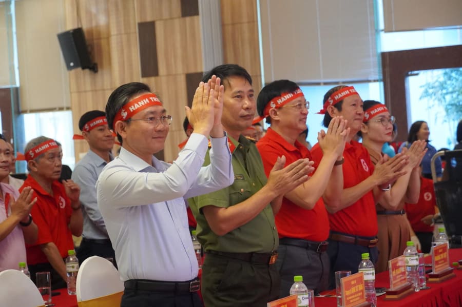 Các đại biểu hưởng ứng chương trình - Ảnh: Nh. V
