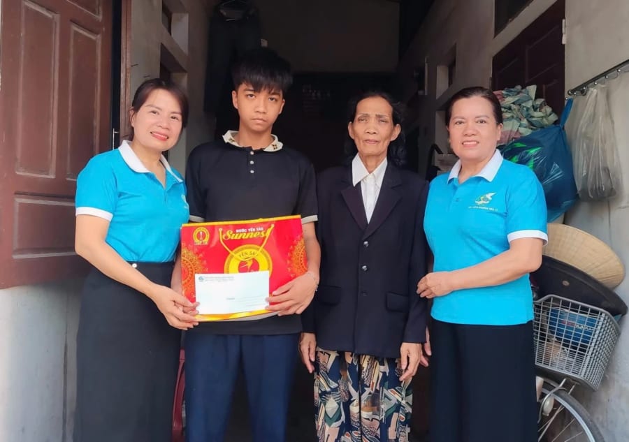 Hội Liên hiệp Phụ nữ phường Đồng Thuận thể hiện sự quan tâm sâu sắc, thường xuyên thăm hỏi và khích lệ tinh thần các em nhỏ có hoàn cảnh đặc biệt khó khăn trên địa bàn - Ảnh: L.Lan