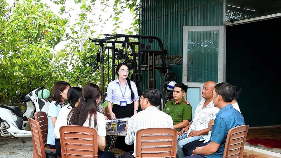 Lãnh đạo phường Bắc Gianh làm việc với đại diện Công ty TNHH Happy Farm để xác minh, làm rõ các nội dung liên quan đến lượng cát tập kết tại khu vực dự án - Ảnh: N.M