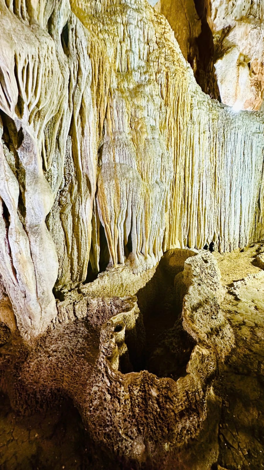 Thạch nhủ tuyệt đẹp trong hệ thống hang động ở Khu du lịch sinh thái Sơn Kiều - Ảnh: Nguyễn Hoàng