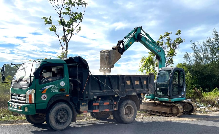 Lực lượng chức năng phường Đồng Hới thu gom, vận chuyển lượng rác thải đến đúng địa điểm xử lý - Ảnh: H.Tr.