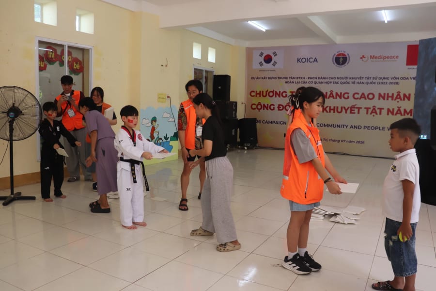 Các em nhỏ được tham gia trò chơi vận động tại chương trình - Ảnh: T.P