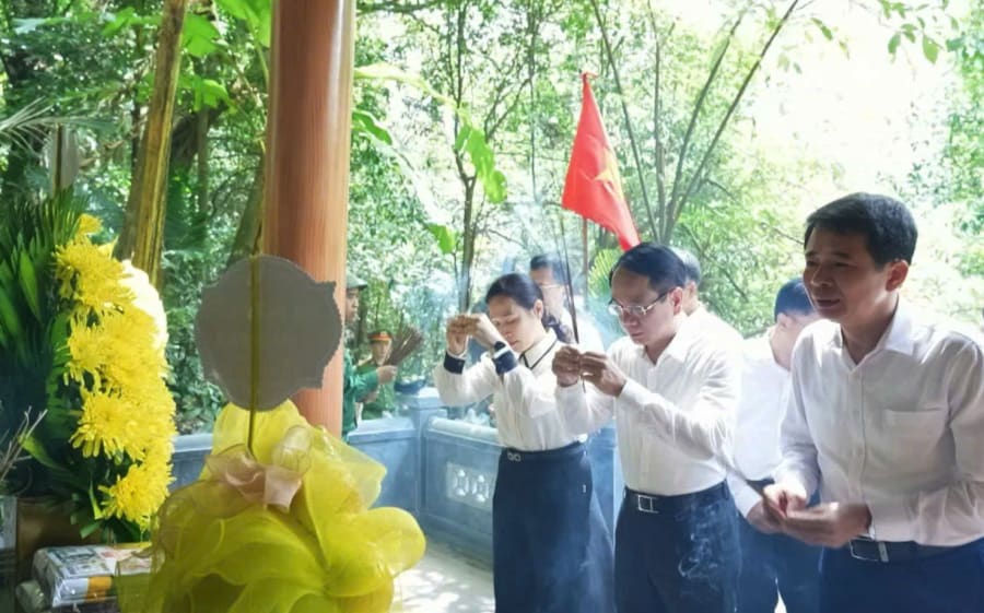 Các đồng chí trong Thường trực Đảng ủy phường Đồng Hới dâng hương tại hang Y tá - Ảnh: P.V