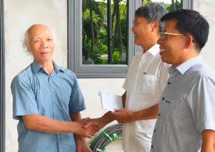 Đại diện lãnh đạo Đảng ủy xã Tân Thành trao quà cho người có công trên địa bàn - Ảnh: CTV