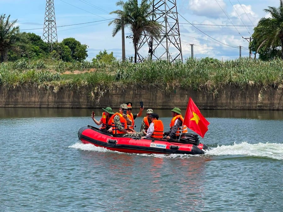 Cựu chiến binh, thân nhân liệt sĩ được đội cano tình nguyện 0 đồng chở tham quan trên sông Thạch Hãn - Ảnh: Cano 0 đồng
