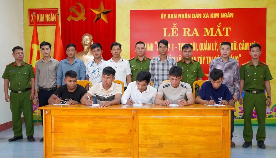 Người lầm lỡ do ma túy tại xã Kim Ngân ký cam kết phối hợp thực hiện mô hình “5 giúp 1” - Ảnh: N.H