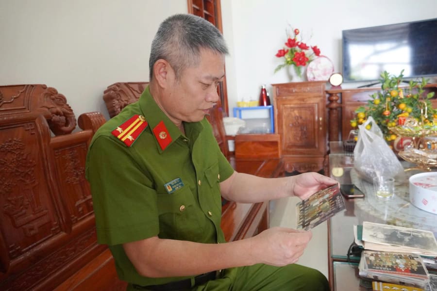 Anh Thái Văn Thủy, con trai thứ hai của Anh hùng LLVTND Thái Văn A đang chiêm nghiệm những kỷ vật cha để lại - Ảnh: V.H