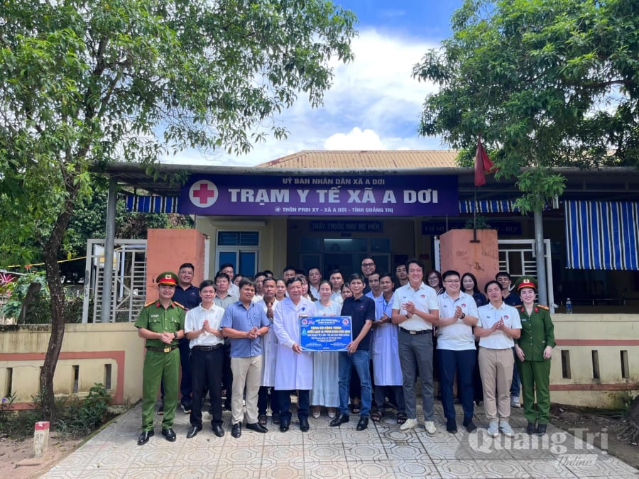 Trao tặng phòng chức năng thuộc Trạm Y tế xã A Dơi - Ảnh: LO