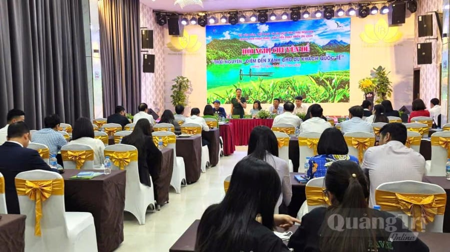 Cac doanh nghiệp du lịch, lữ hành hai tỉnh Thái Nguyên và Quảng Trị trao đổi về nhu cầu thị trường và khả năng xây dựng các sản phẩm cụ thể nhằm thu hút du khách - Ảnh: T.L