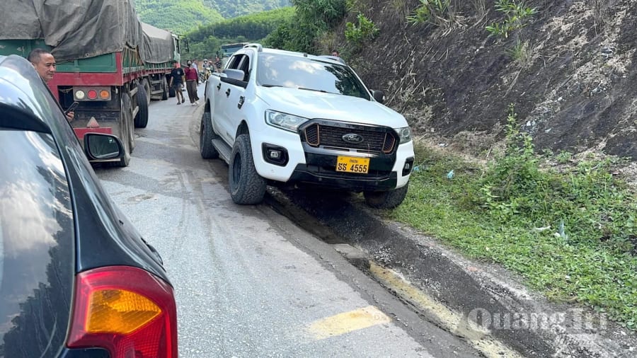 Một số phương tiện tìm cách vượt qua khu vực ùn tắc bằng rãnh thoát nước ven đường - Ảnh: Quang Ngọc.