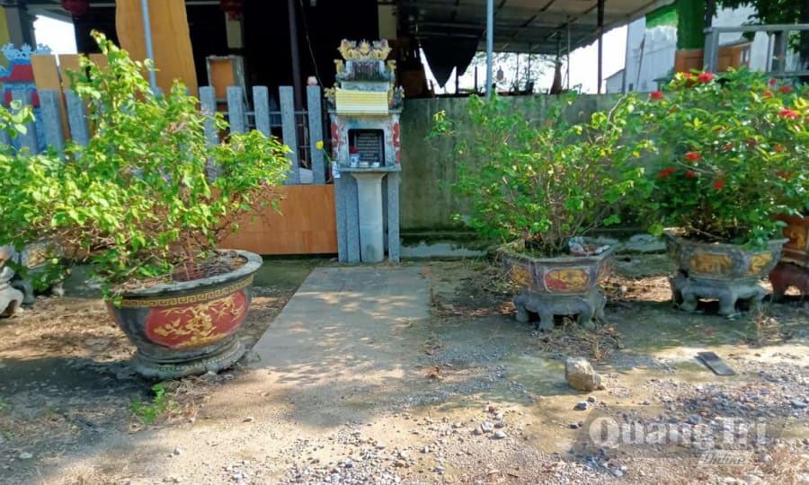 Chiếc am nhỏ do người dân dựng lên bên đường để hương khói cho các liệt sĩ - Ảnh: N.T