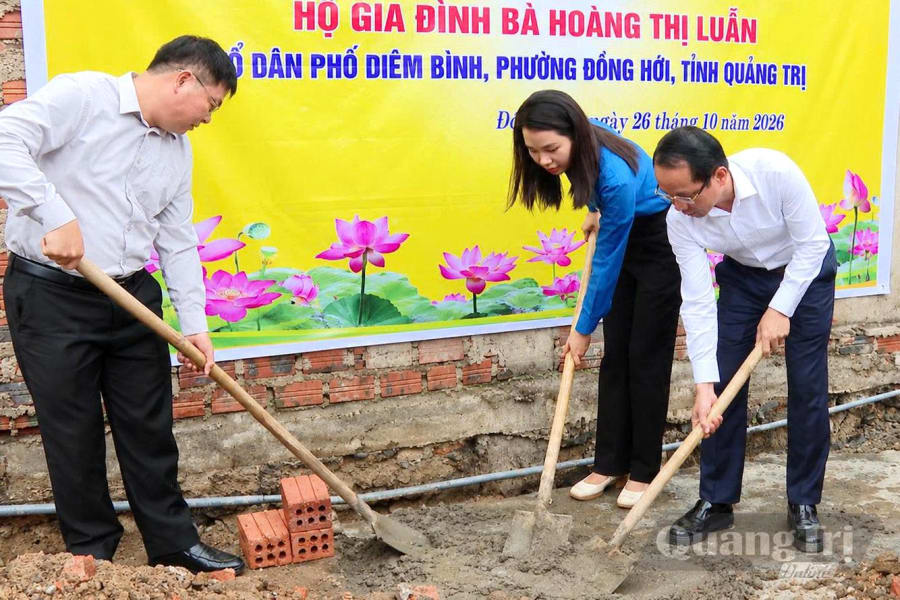 Các đại biểu tham gia nghi thức động thổ xây dựng nhà Đại đoàn kết cho hộ gia đình có hoàn cảnh đặc biệt khó khăn - Ảnh: P.V