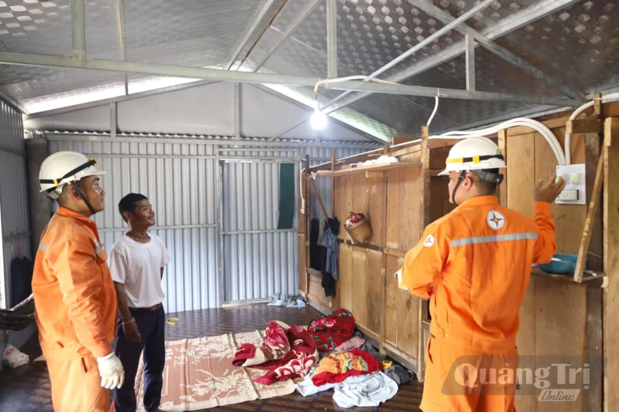 Điện lưới quốc gia bừng sáng, thắp lên niềm vui và hy vọng trong từng mái nhà của cộng đồng người Mày tại bản Lòm-K.Chăm, xã Dân Hóa vào ngày 26/10/2026 - Ảnh: V.Minh