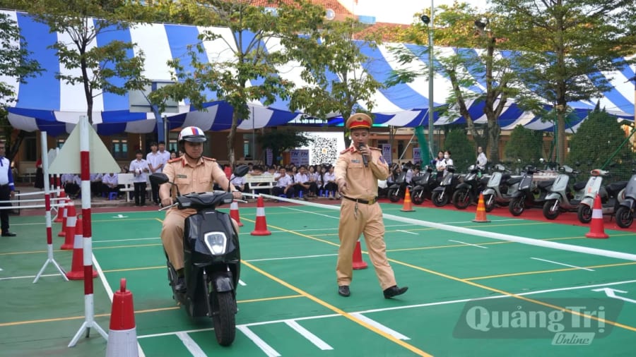 Cán bộ Phòng Cảnh sát giao thông Công an tỉnh hướng dẫn cho học sinh kỹ năng lái xe an toàn. - Ảnh: H.T