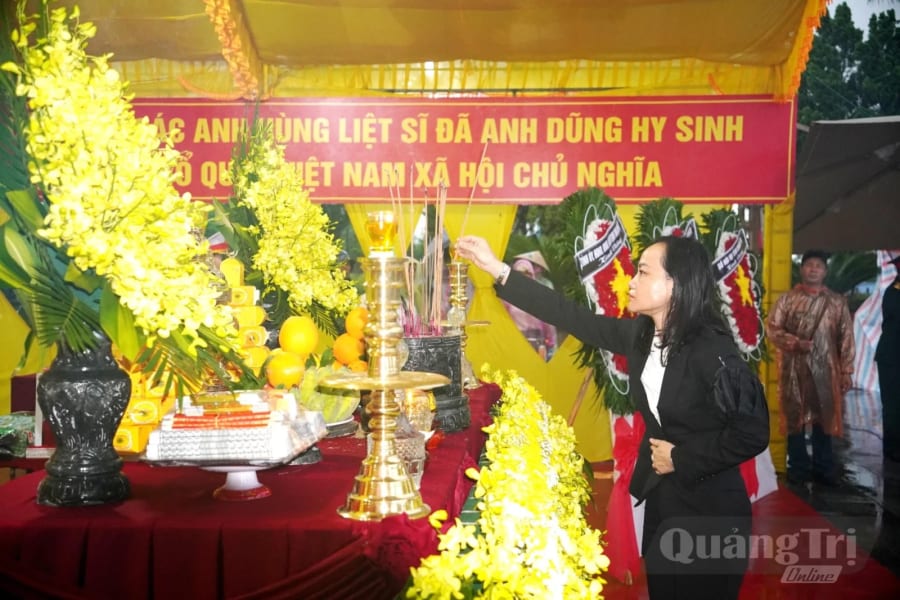Đại diện sở, ngành dâng hương tri ân các anh hùng liệt sĩ - Ảnh: Đ.V