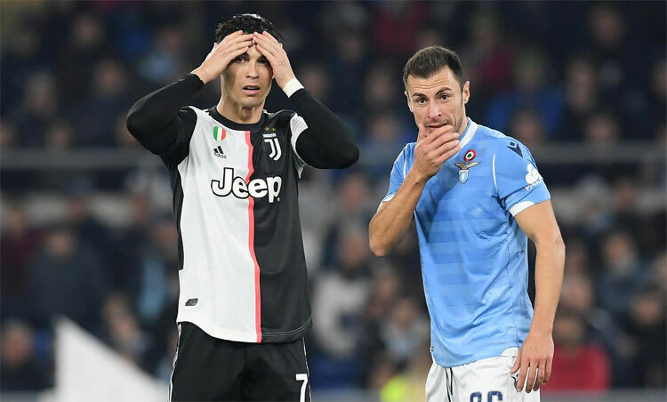 Ronaldo và Juventus đang có thành tích đi xuống. Ảnh: Reuters