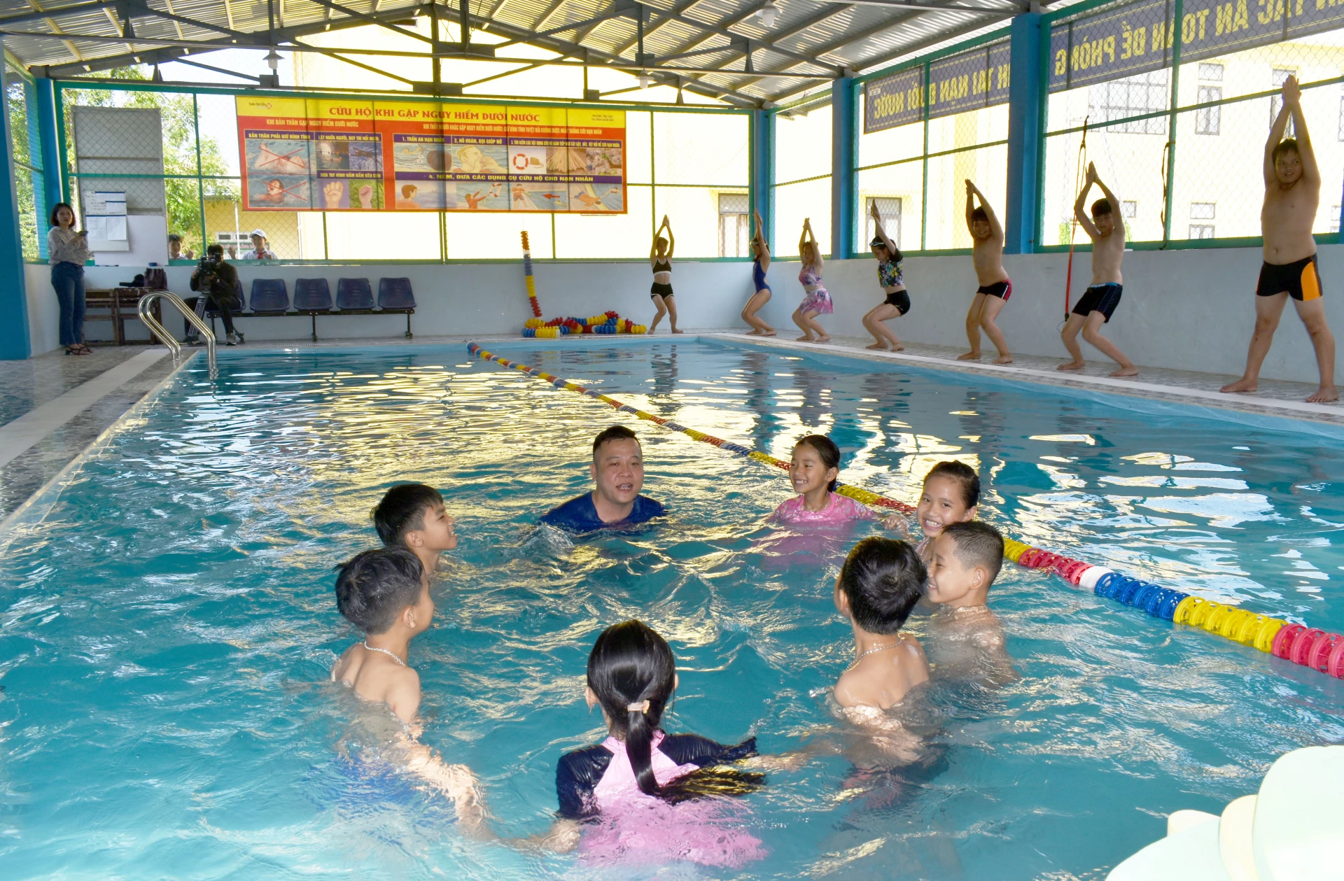Các trường học tích cực đầu tư xây dựng bể bơi đạt chuẩn, nhằm triển khai hiệu quả chương trình dạy bơi an toàn cho học sinh. Ảnh: Nh.V