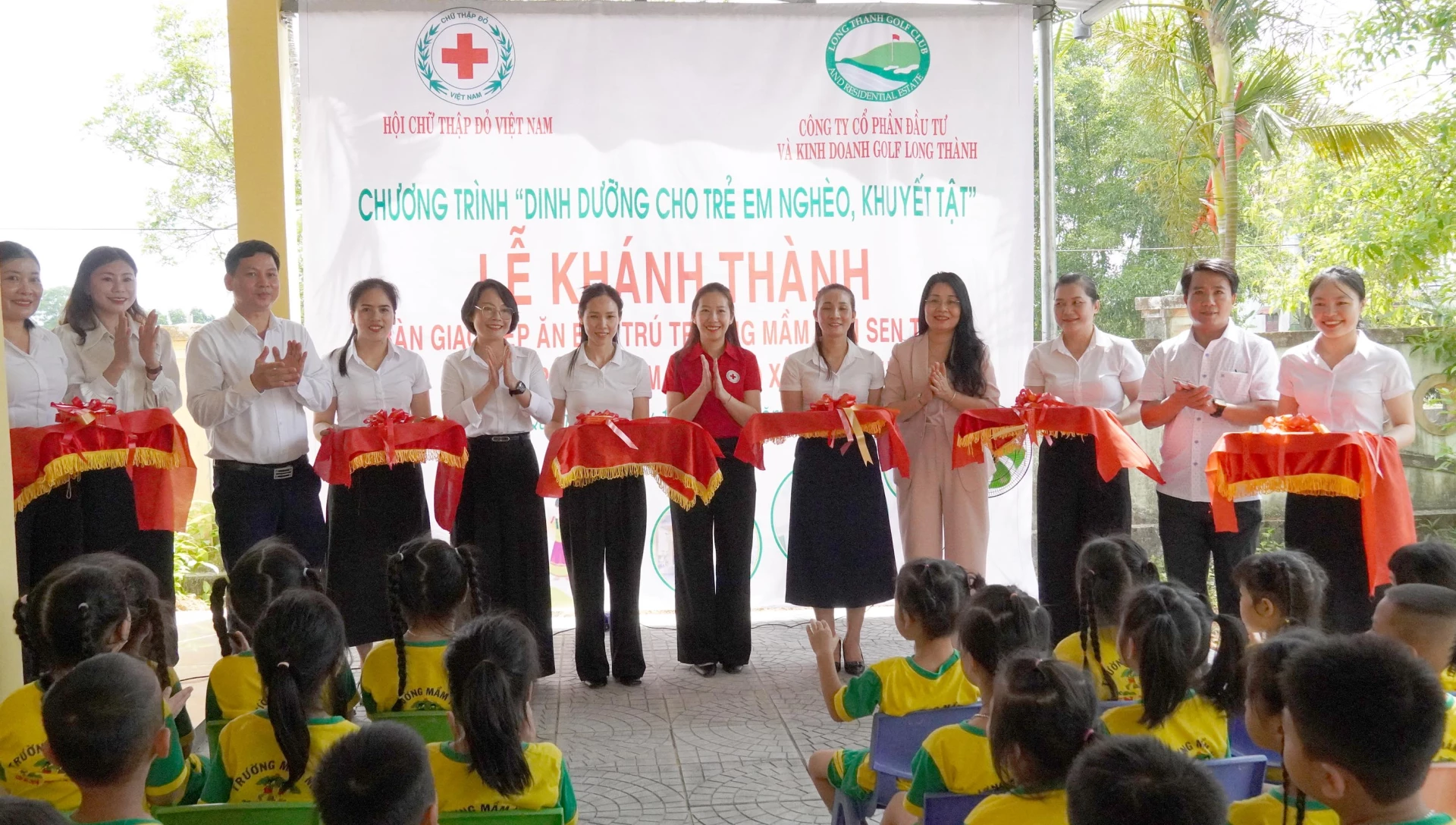 Các đại biểu cắt băng khánh thành công trình - Ảnh: C.H