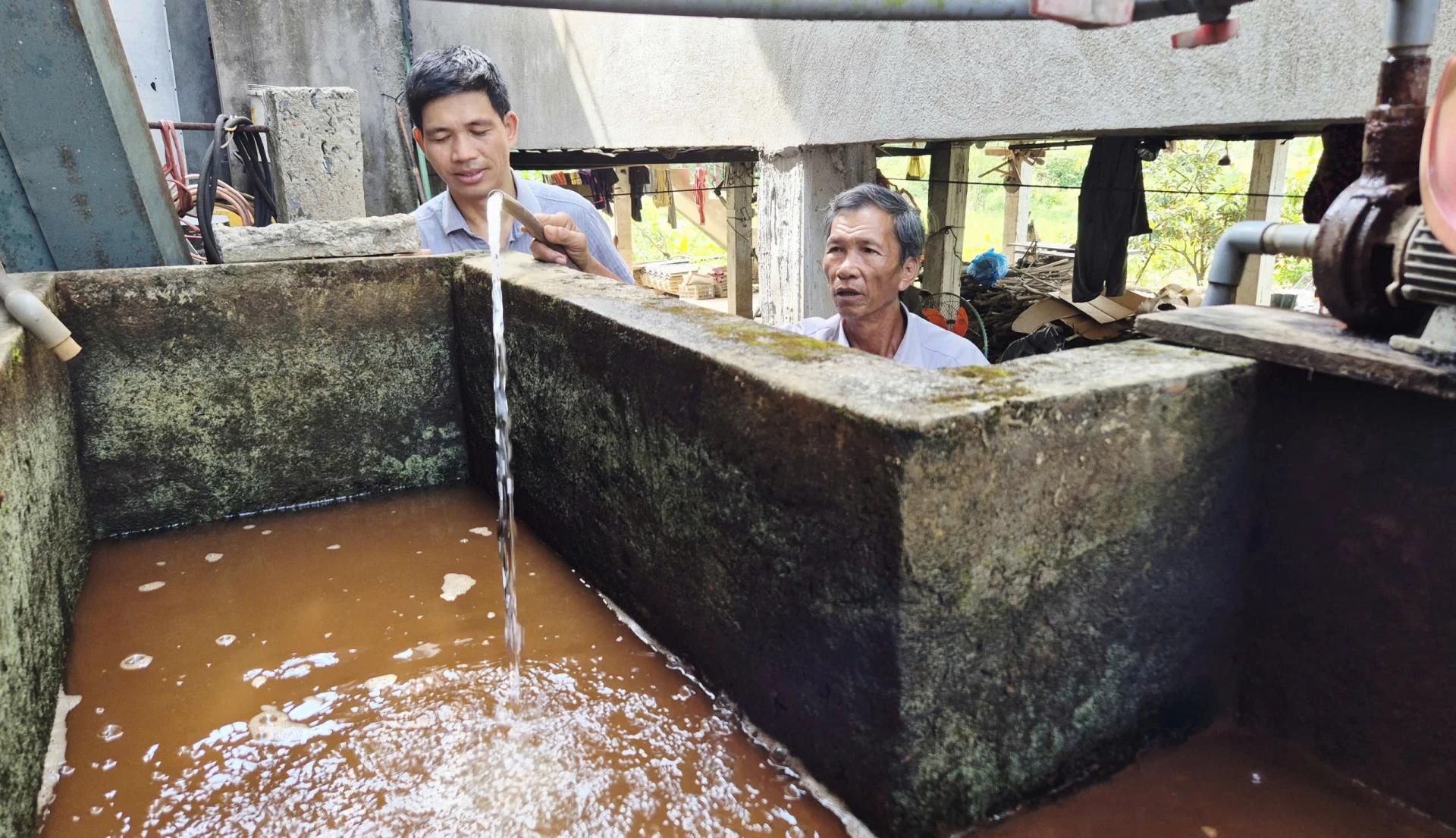 Nguồn nước giếng khoan của người dân thôn Trà Liên Tây bị nhiễm phèn nặng, không bảo đảm vệ sinh cho sinh hoạt hằng ngày - Ảnh: K.S