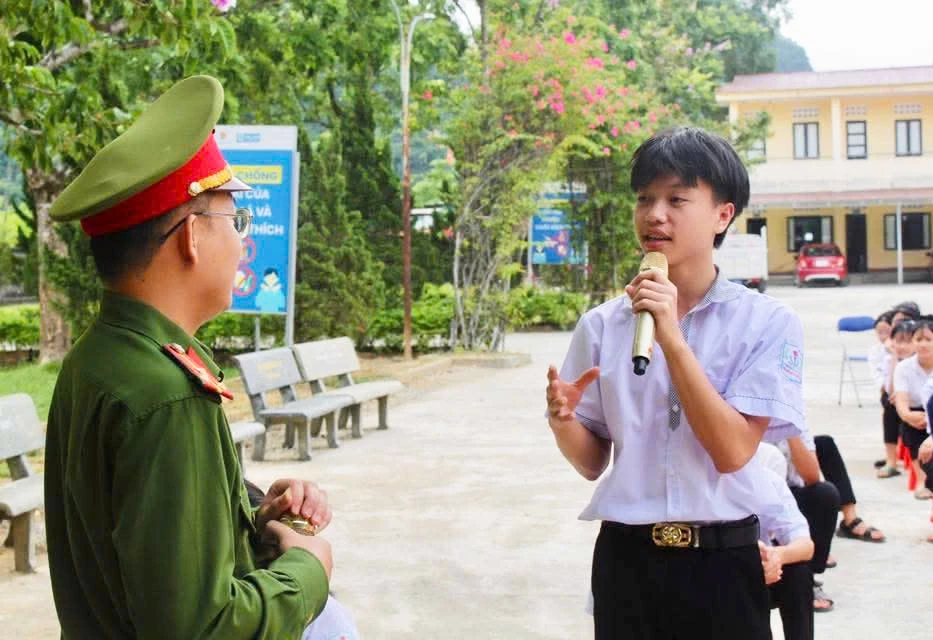 Công an xã Kim Phú tổ chức tuyên truyền, tập huấn kỹ năng phòng, chống đuối nước cho các em học sinh trước khi nghỉ hè-Ảnh: X.P