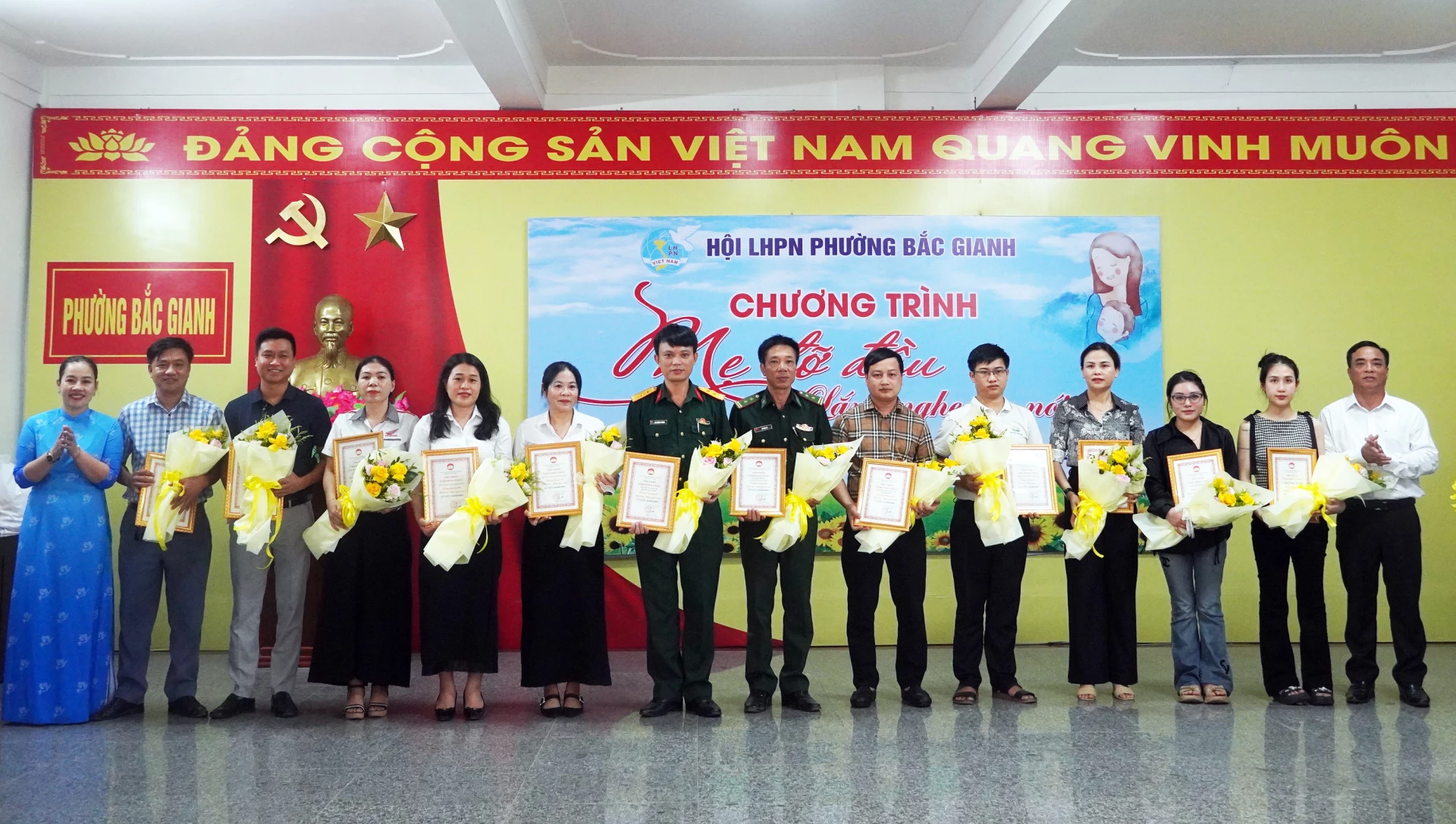 Ủy ban MTTQ Việt Nam phường tặng hoa tri ân các tổ chức, cá nhân hảo tâm - Ảnh: N.M