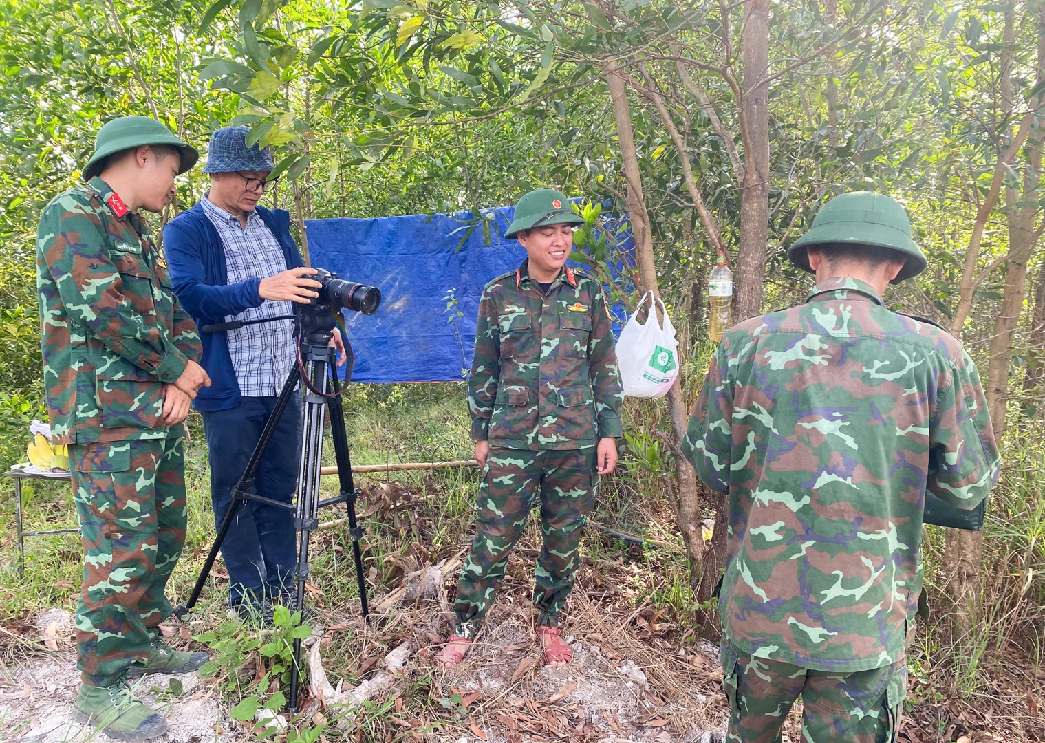 Nhà báo Phan Tân Lâm tác nghiệp ở Cao điểm 278 Cam Lộ - Ảnh: NVCC