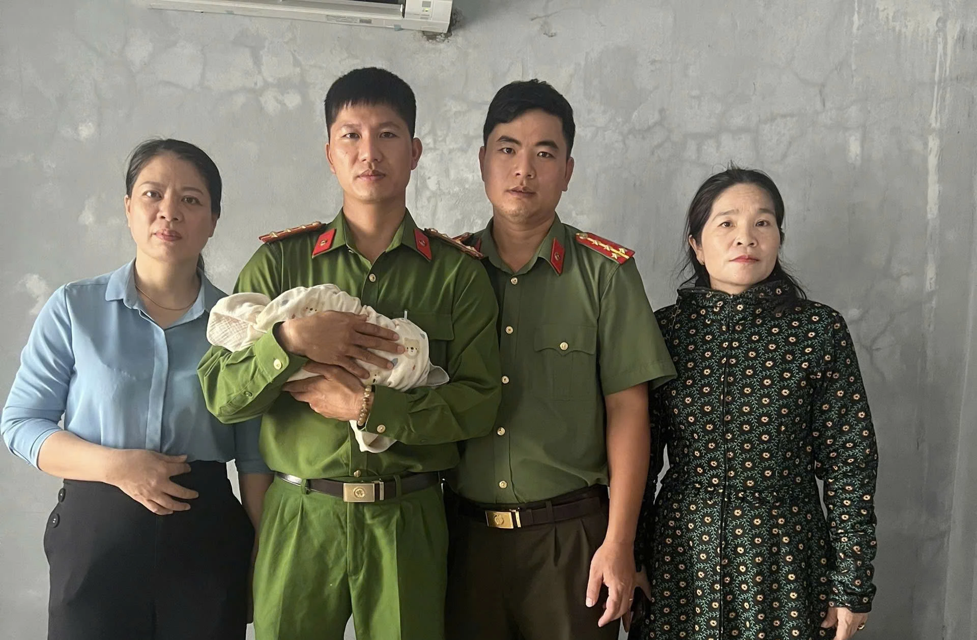 Lực lượng Công an phối hợp với cán bộ UBND và Trạm Y tế xã đưa cháu bé đến Bệnh viện Đa khoa khu vực Lệ Thủy để chăm sóc sức khỏe - Ảnh: N.M.P