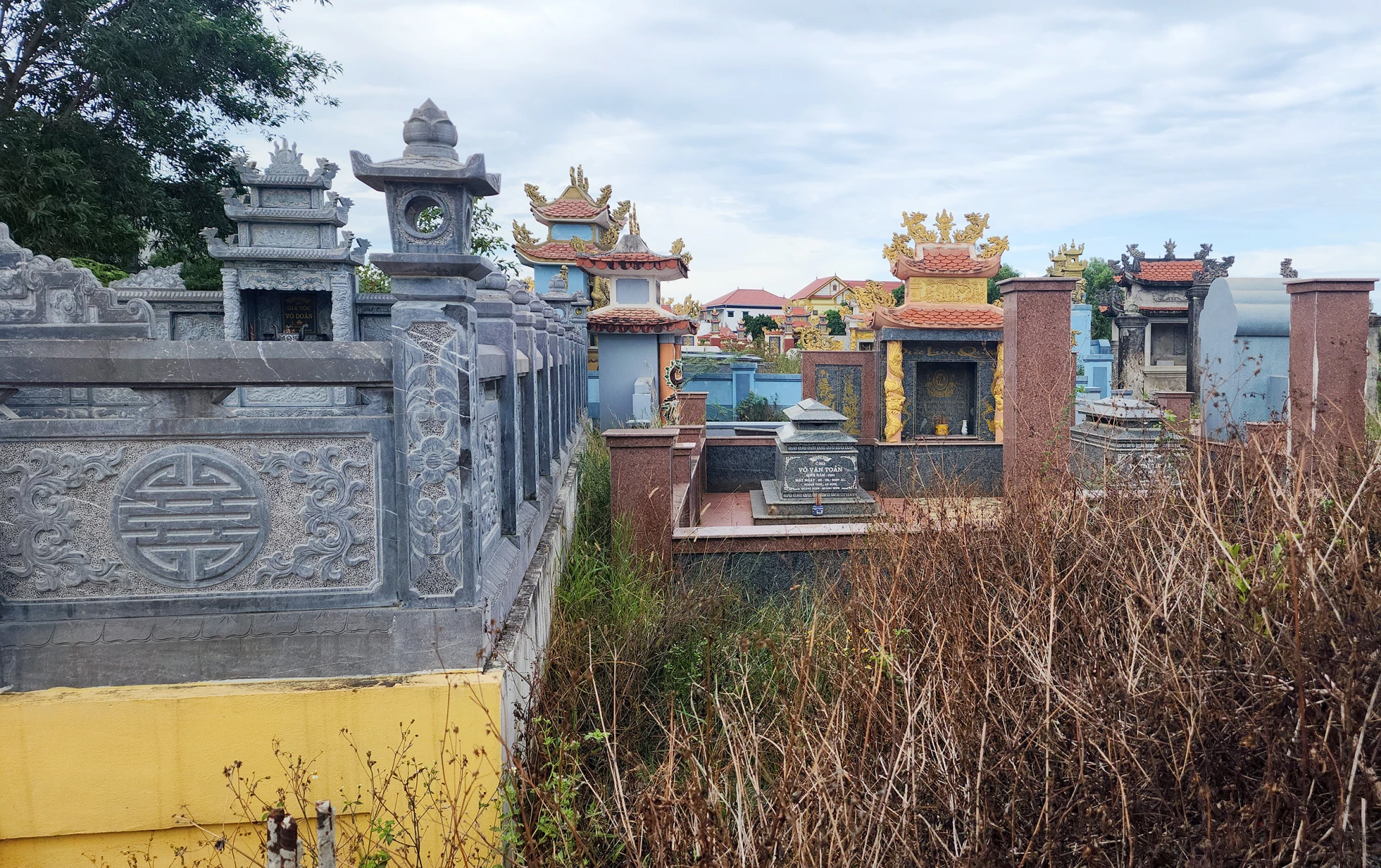Một phần phía đầu khu lăng mộ gia tộc Võ Doãn chèn vào khu lăng mộ của gia đình bà Võ Thị Vân- Ảnh: T.L