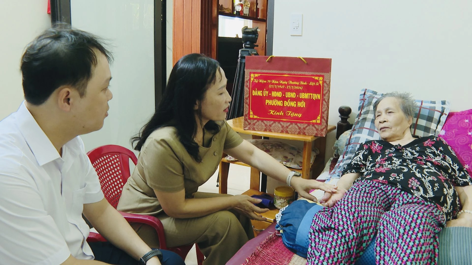 Đồng chí Chủ tịch HDND phường Đồng Hới Nguyễn Thị Nguyên và các thành viên đoàn công tác thăm hỏi sức khỏe thương binh Trần Thị Hảo, ở TDP Diêm Bình.