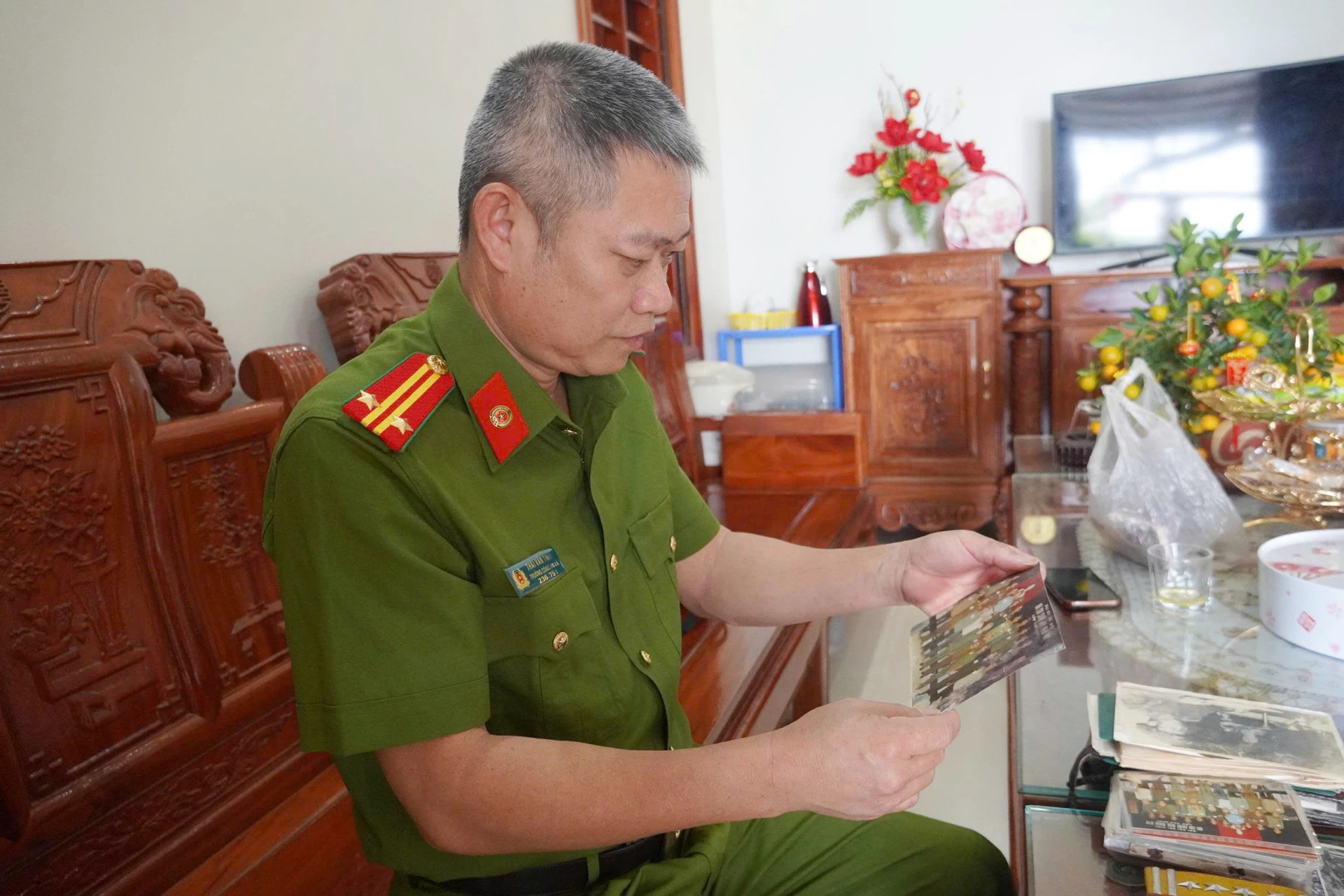 Anh Thái Văn Thủy, con trai thứ hai của Anh hùng LLVTND Thái Văn A đang chiêm nghiệm những kỷ vật cha để lại - Ảnh: V.H