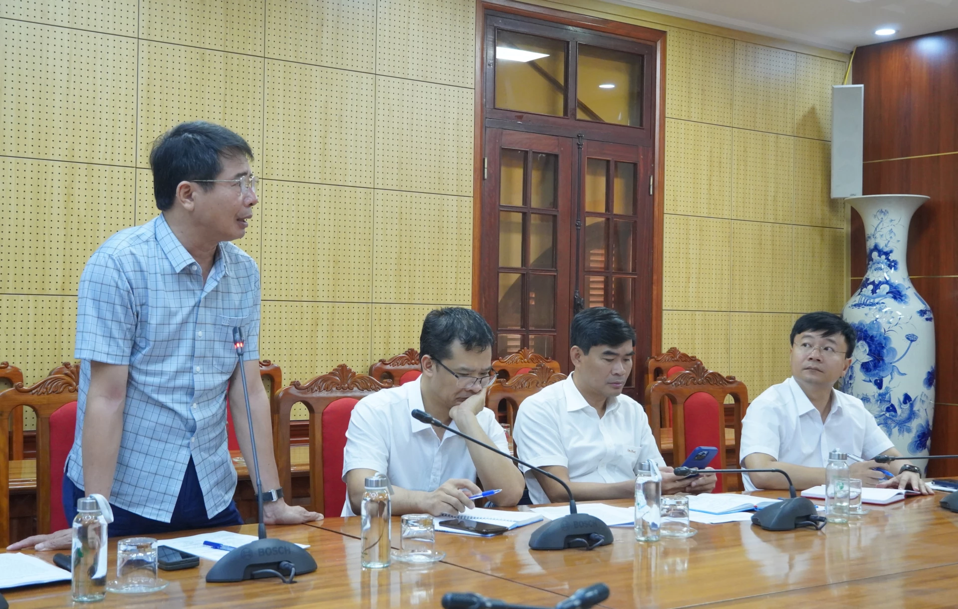 Lãnh đạo UBND phường Đồng Hới báo cáo về việc triển khai các thủ tục thu hồi đất tại khu vực bãi tắm Nhật Lệ 2 - Ảnh: HL