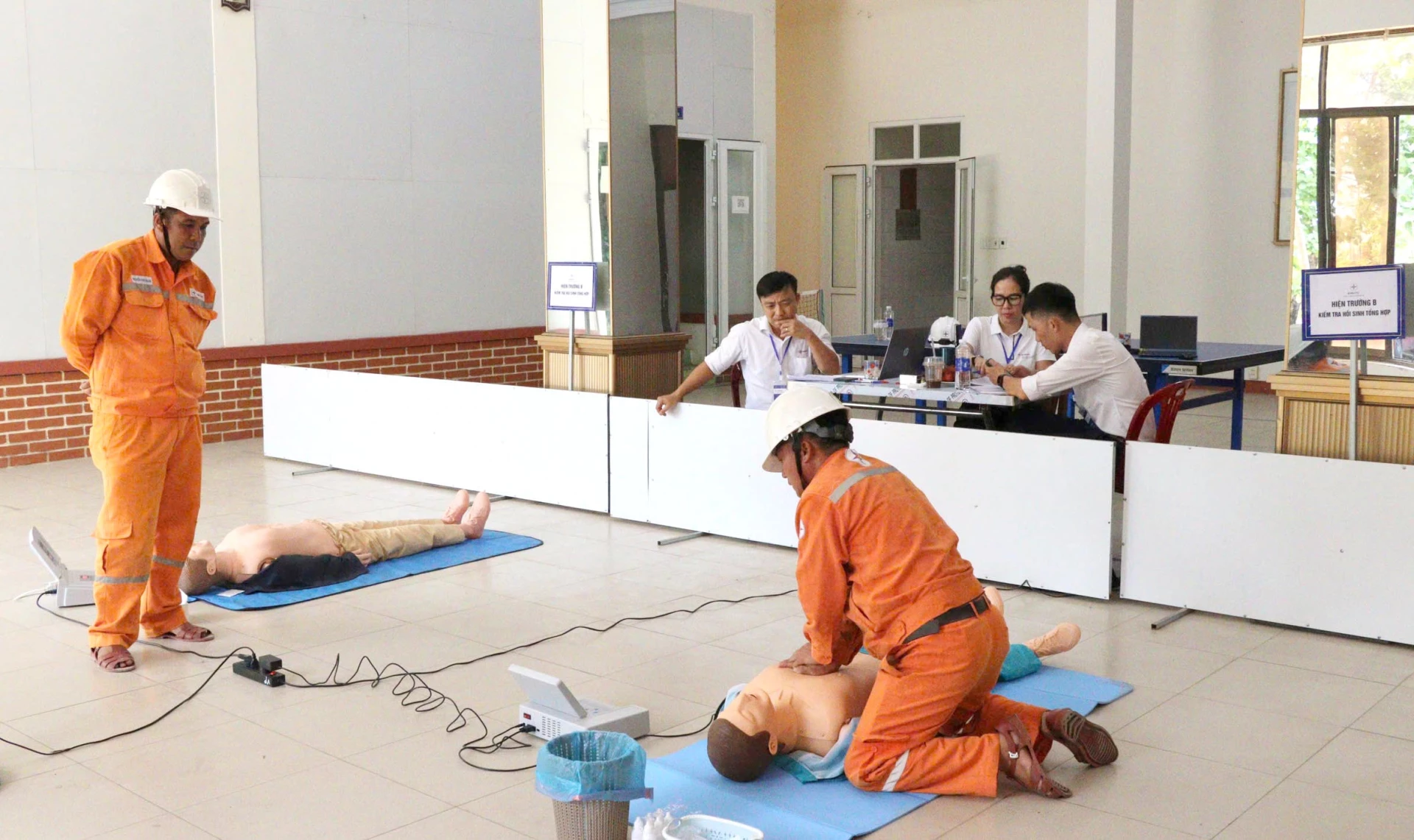 Kỹ thuật viên Điện lực Quảng Trị thực hiện bài thi hồi sức cấp cứu tổng hợp trên mô hình nhân tạo - Ảnh: V.M