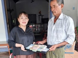 Vĩnh Linh: Tấm lòng vàng trả 75 triệu đồng bị mất, ấm lòng người. Người đàn ông ở Vĩnh Linh trả lại gần 75 triệu đồng cho người đánh mất