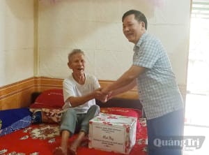 Xã Quảng Trạch: Thăm hỏi, động viên người có công, thân nhân liệt sĩ có hoàn cảnh khó khăn