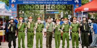 Công an tỉnh ra quân 63 đội “Tiếp sức mùa thi” bùng nổ: Chung tay vì sĩ tử! Tuổi trẻ Công an tỉnh ra quân 63 đội hình tình nguyện 'Tiếp sức mùa thi'