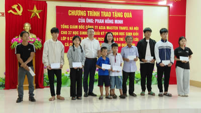 Trao quà cho học sinh giỏi và trẻ em mồ côi