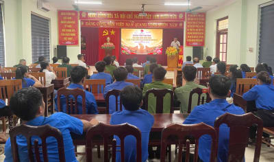 Trao tặng ảnh phục dựng chân dung 13 liệt sĩ Trạm Thông tin A69