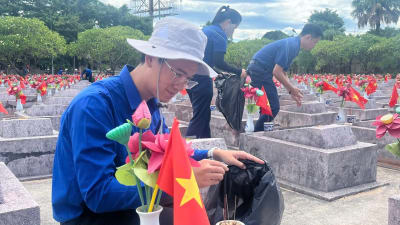 Hơn 200 đoàn viên, thanh niên ra quân vệ sinh, chỉnh trang Nghĩa trang liệt sĩ Ba Dốc