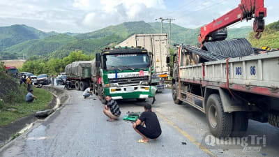 Quốc lộ 12 ùn tắc kéo dài khoảng 1km